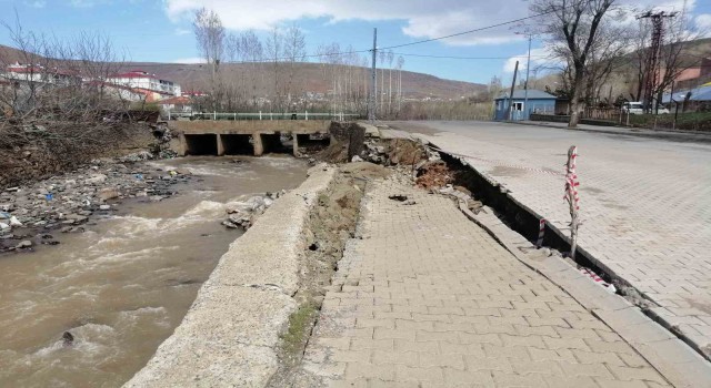 Solhanda yağışlar nedeniyle dere yatağındaki istinat duvarı çöktü