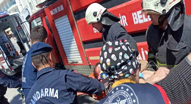 Sollama yaparken palmiyeye çarpan otomobilde sıkışan sürücü ağır yaralandı