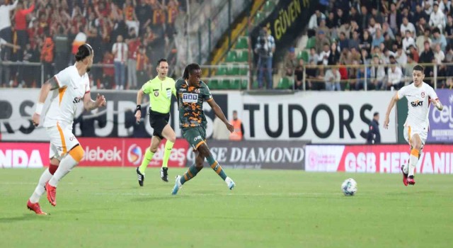 Spor Toto Süper Lig: Alanyaspor: 1 - Galatasaray: 2 (İlk yarı)