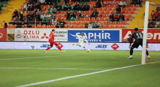 Spor Toto Süper Lig: Corendon Alanyaspor: 1 - Ümraniyespor: 0 (İlk yarı)