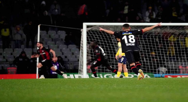 Spor Toto Süper Lig: Fatih Karagümrük: 1 - Fenerbahçe: 0 (İlk yarı)