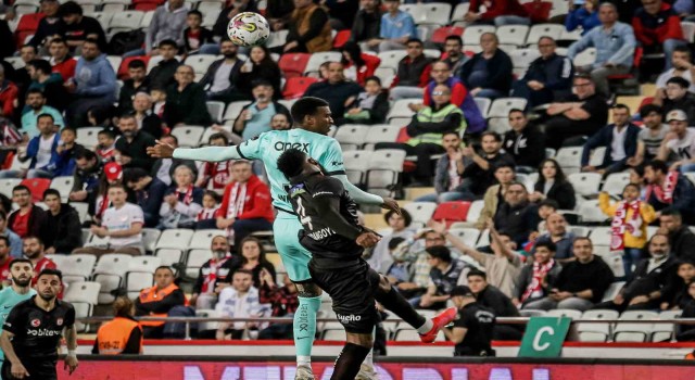 Spor Toto Süper Lig: FTA Antalyaspor: 0 - Sivasspor: 2 (İlk yarı)