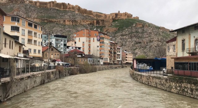 Su seviyesi azalan Çoruh Nehrinin yağışlar sonrası debisi yeniden arttı