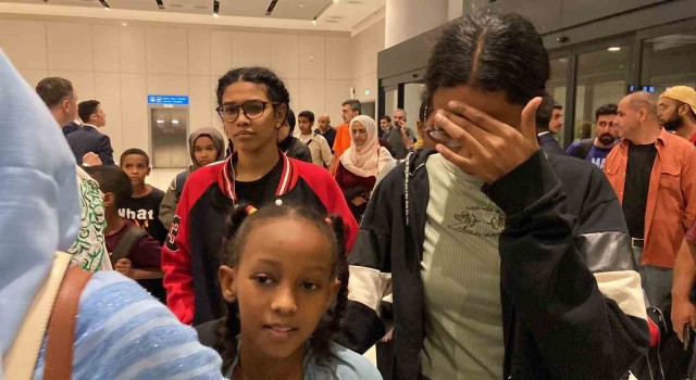 Sudandan tahliye edilen Türk vatandaşları askeri uçakla İstanbula getirildi