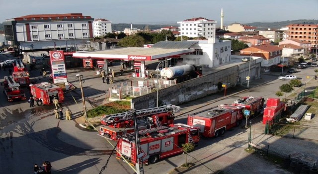 Sultanbeylide akaryakıt istasyonunda gaz tankeri alev alev yandı
