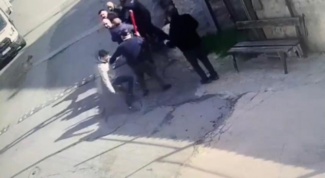 Sultanbeylide bıçaklı kavga kamerada: Yaşlı adamı bıçaklayıp kaçtı