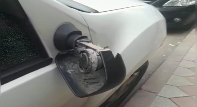 Sultangazide amcasına kızıp otomobiline zarar verdi: O anlar kamerada
