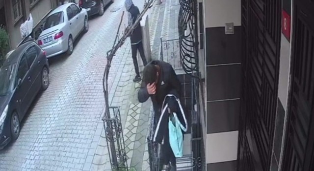Sultangazide ilginç hırsızlık kamerada: Tespih sallayarak nöbet tuttu
