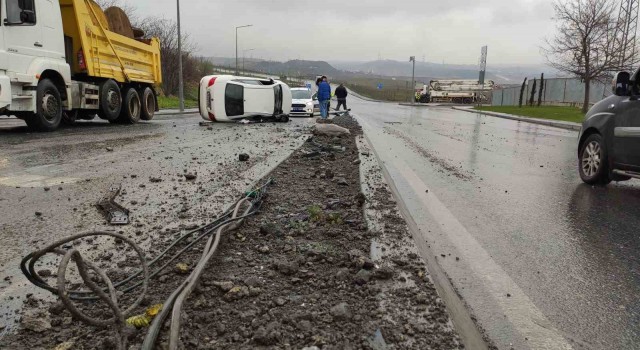 Sultangazide refüje çarpan otomobil, aydınlatma direğini devirip karşı şeride geçti: 2 yaralı