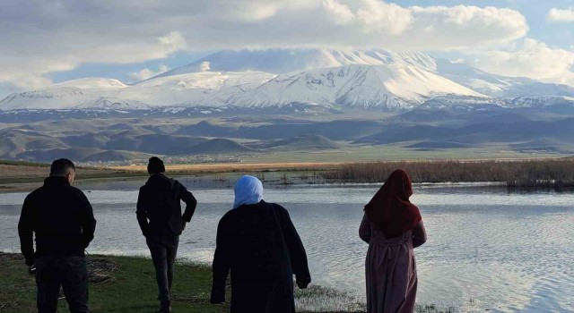 Süphan Dağı nisan ayında beyaza büründü