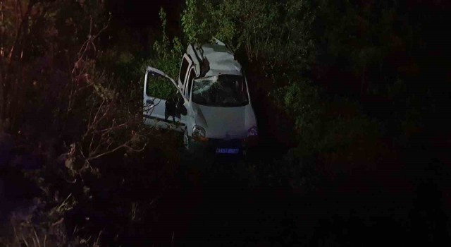 Sürücüsünün kontrolünden çıkan araç dereye uçtu: 1 yaralı
