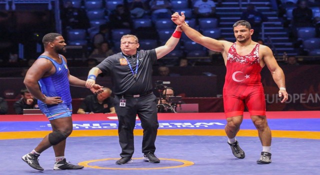 Taha Akgül ve Feyzullah Aktürk, Avrupa Güreş Şampiyonasında finalde