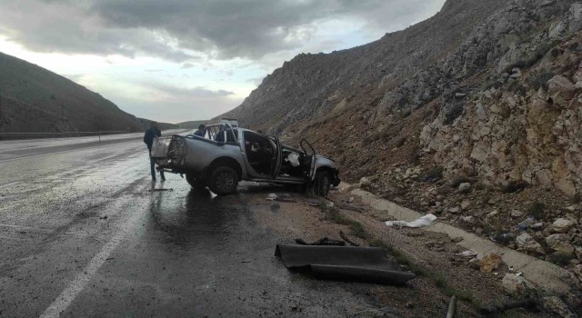 Takla atan pikaptaki iki kişi yaralandı