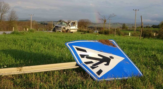 Takla atarak metrelerce sürüklenen araçtan sağ çıktı