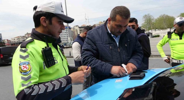 Taksim Meydanında ticari taksilere denetim