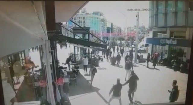 Taksim Meydanında turist kadına kapkaç kamerada: Çay bardağı fırlatıp çelme taktılar