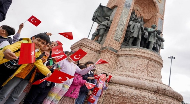 Taksimde 23 Nisan coşkusu
