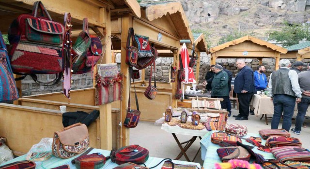 Talasın ‘antika sokağında antika pazarı