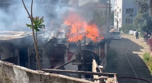 Tarihi mahalledeki ahşap ev alev alev yandı