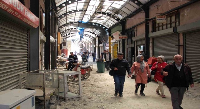 Tarihi Uzun Çarşıda esnaf yaralarını sarıyor