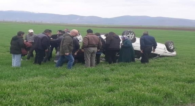 Tarım arazisine devrilen otomobilde 4 kişi yaralandı