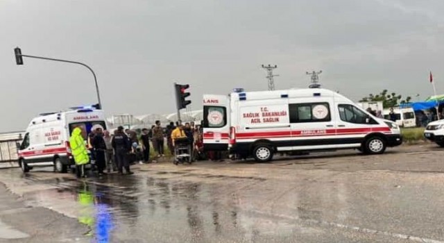 Tarım işçilerini taşıyan minibüs devrildi: 9 yaralı