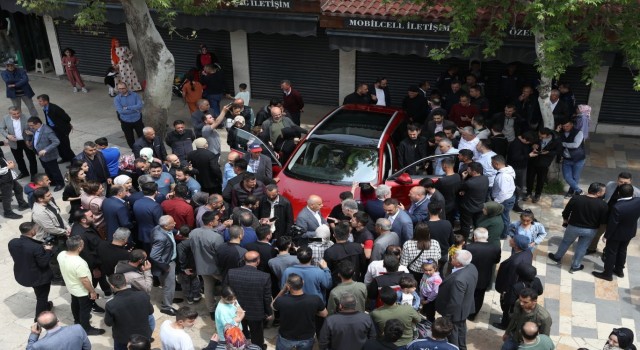 Tarım ve Orman Bakanı Kirişci, vatandaşlarla beraber Togg ile tur attı