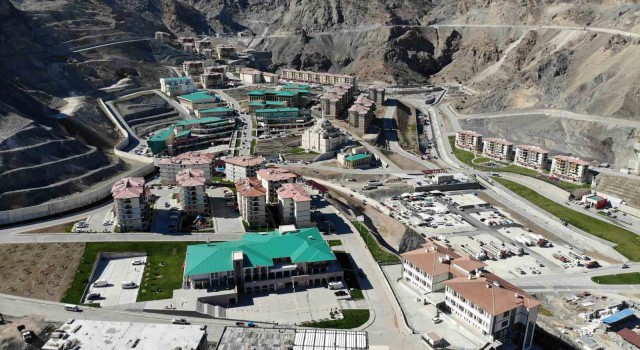 Taşınma işlemi tamamlanan Yusufelinde vatandaşlar yeni ilçeye alışmaya çalışıyor