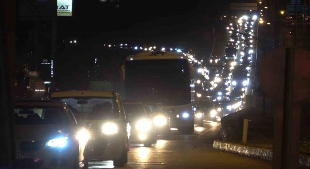 Tatilcilerin dönüş yolculuğu sürüyor: 43 ilin geçiş güzergahında trafik durma noktasına geldi