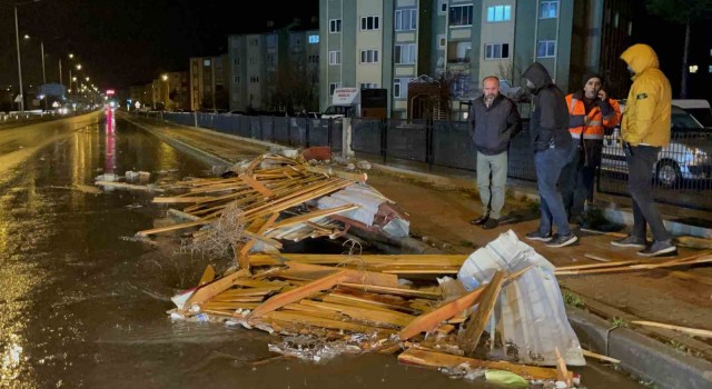 Tatvanda fırtına bina çatısını uçurdu, 4 araç hasar gördü