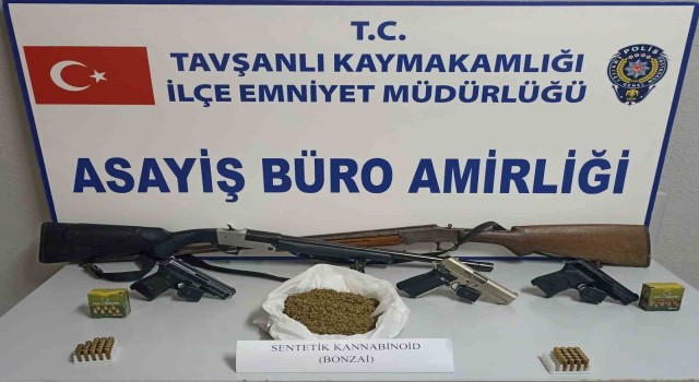 Tavşanlıda araçlarında ve evlerinde silah ve uyuşturucu bulunan 2 kişi tutuklandı