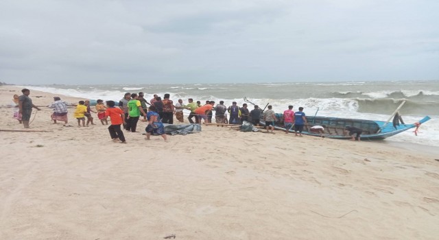 Taylandda balıkçı tekneleri alabora oldu: 1 ölü, 8 kayıp