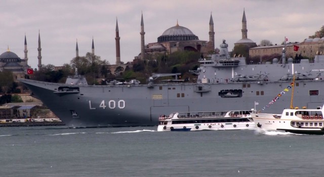 TCG Anadolu, İstanbul Boğazında seyretti