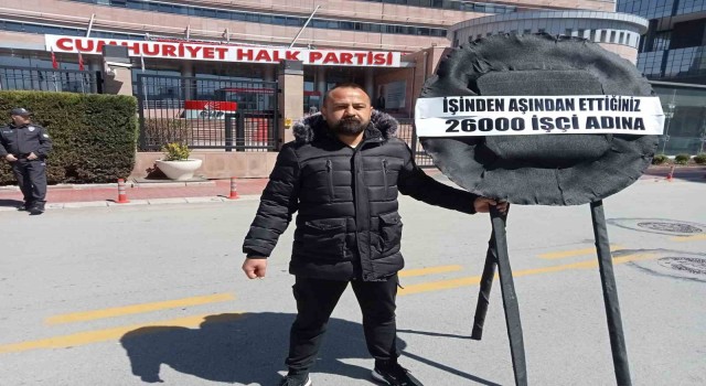 Tekirdağ Belediyesi tarafından işten çıkarılan işçiden CHP Genel Merkezi önünde siyah çelenkli eylem