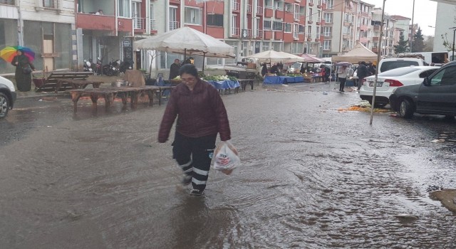 Tekirdağda şiddetli yağış: Sokaklar adeta dereye döndü