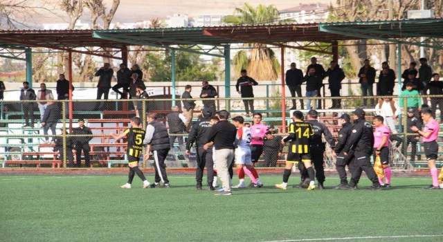 Teknik direktör, futbolcularına küfreden rakip kaleciyi saha içinde kovaladı