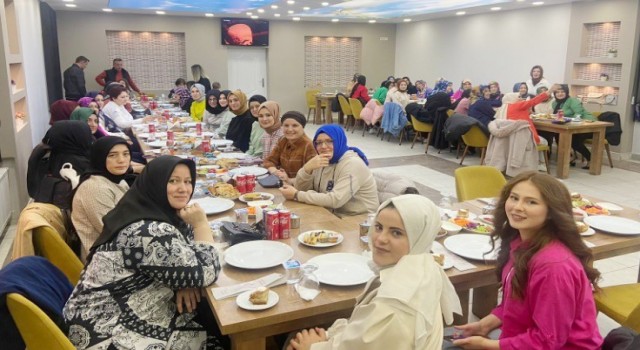 Tekstil fabrikası çalışanları iftar bir araya geldi