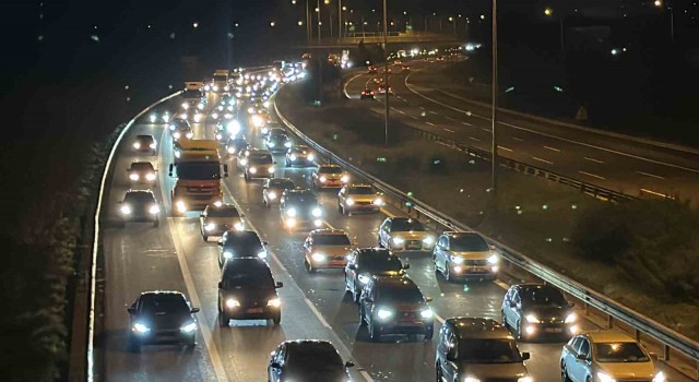 TEM Otoyolunda trafik durdu: Araç kuyruğu 25 kilometreyi aştı