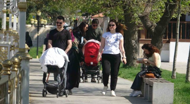 Termometreler 32 dereceyi gösterdi vatandaşlar parklara akın etti