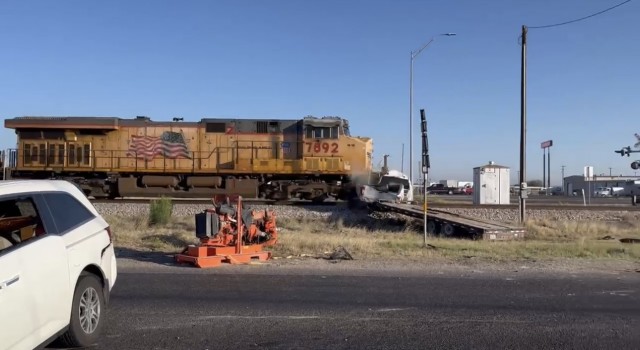Texasta yük treni raylardaki aracı biçti