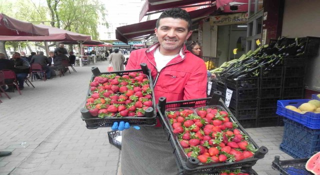 Tezgâhın gelini adını verdiği çileği şehrin plaka kodu olan 26 liradan satıyor