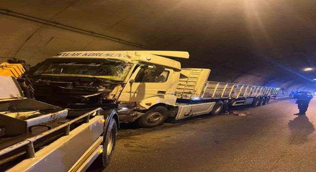 Tır şoförü, tünel duvarına çarptı