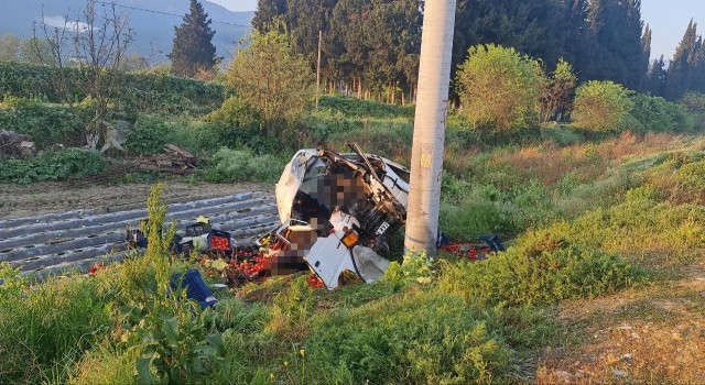 Tirede minibüs elektrik direğine çarptı: 2 ölü, 1 yaralı