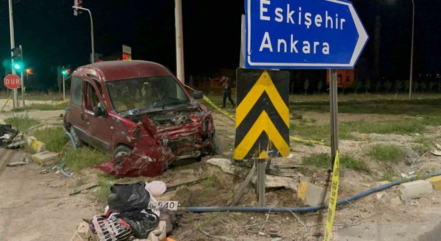 Tırın çarptığı hafif ticari araç savrulup bir başka tıra çarptı: 2 ölü