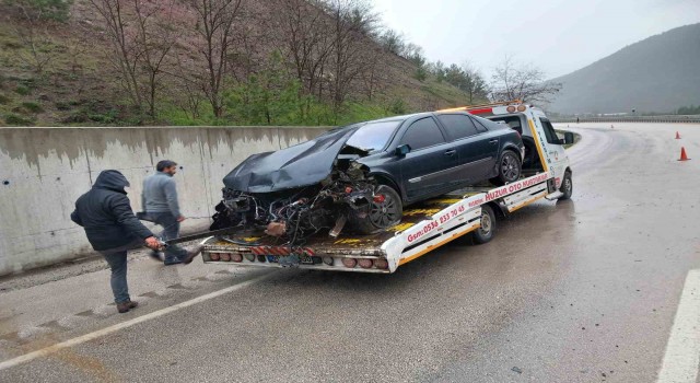 Tokatta otomobil istinat duvarına çarptı: 3 yaralı