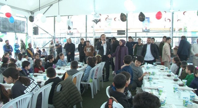 Tophaneli çocuklar tekne oruçlarını hep beraber açtı