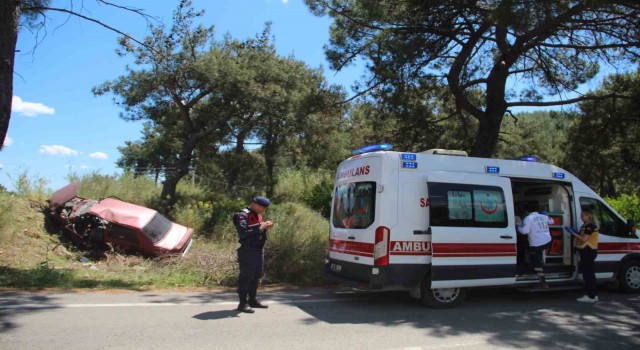 Toprak yığınına çarpan otomobil hurdaya döndü: 1i ağır 2 yaralı
