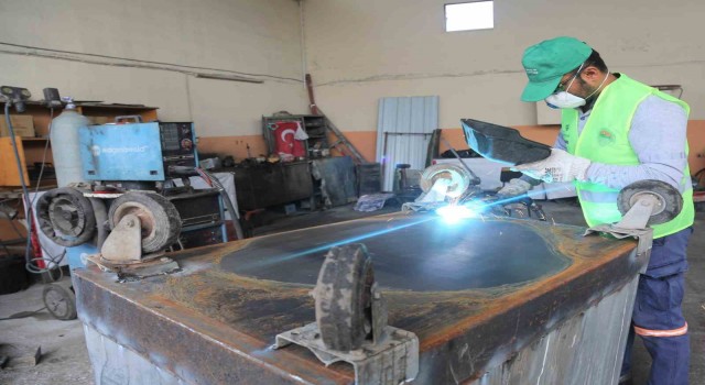 Toroslar Belediyesi, çöp konteynerlerini yenileyerek, tasarruf sağlıyor