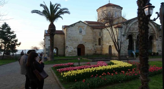 Trabzondaki Ayasofya Camii lalelerle başka güzel