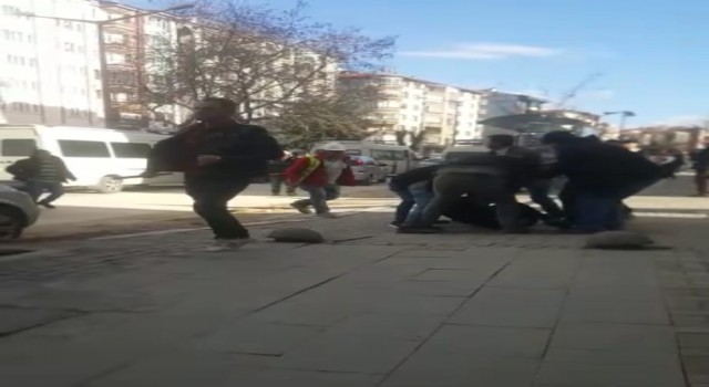 Trafikteki yol verme tartışması sopalı kavgaya dönüştü